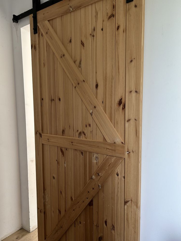Drzwi przesuwne drewniane z mechanizmem