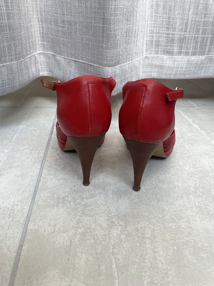 Червоні шкіряні туфлі-босоніжки Carlo Pazolini 37 розмір
