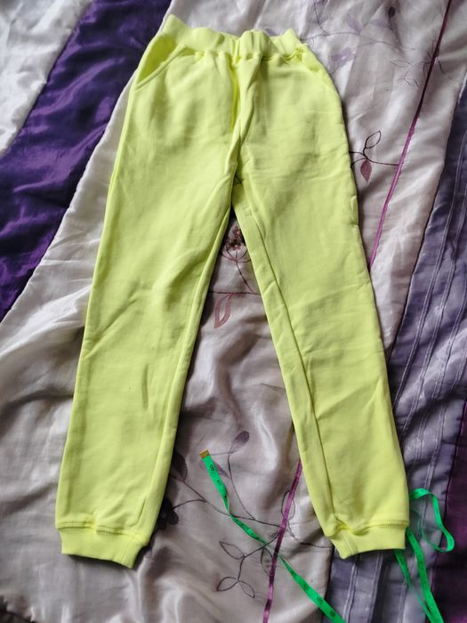 Spodnie dresowe dla dziewczynki w rozmiarze 164 Reserved