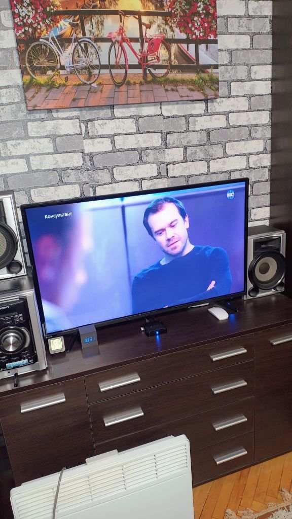 Продам телевизор BRAVIS UHD -40 E6000