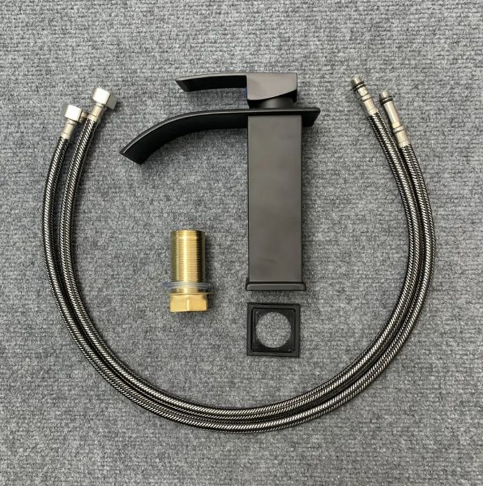 Nowoczesna czarna bateria umywalkowa z efektem wodospadu