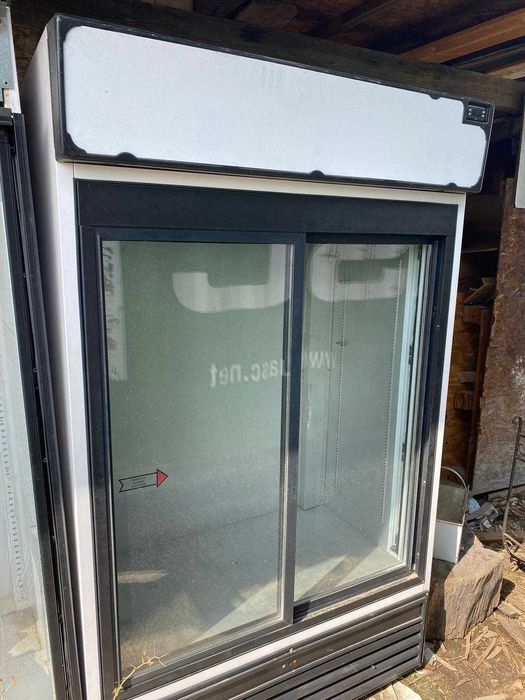 Witryna chłodnicza UGUR 120 cm – używana, przesuwne drzwi