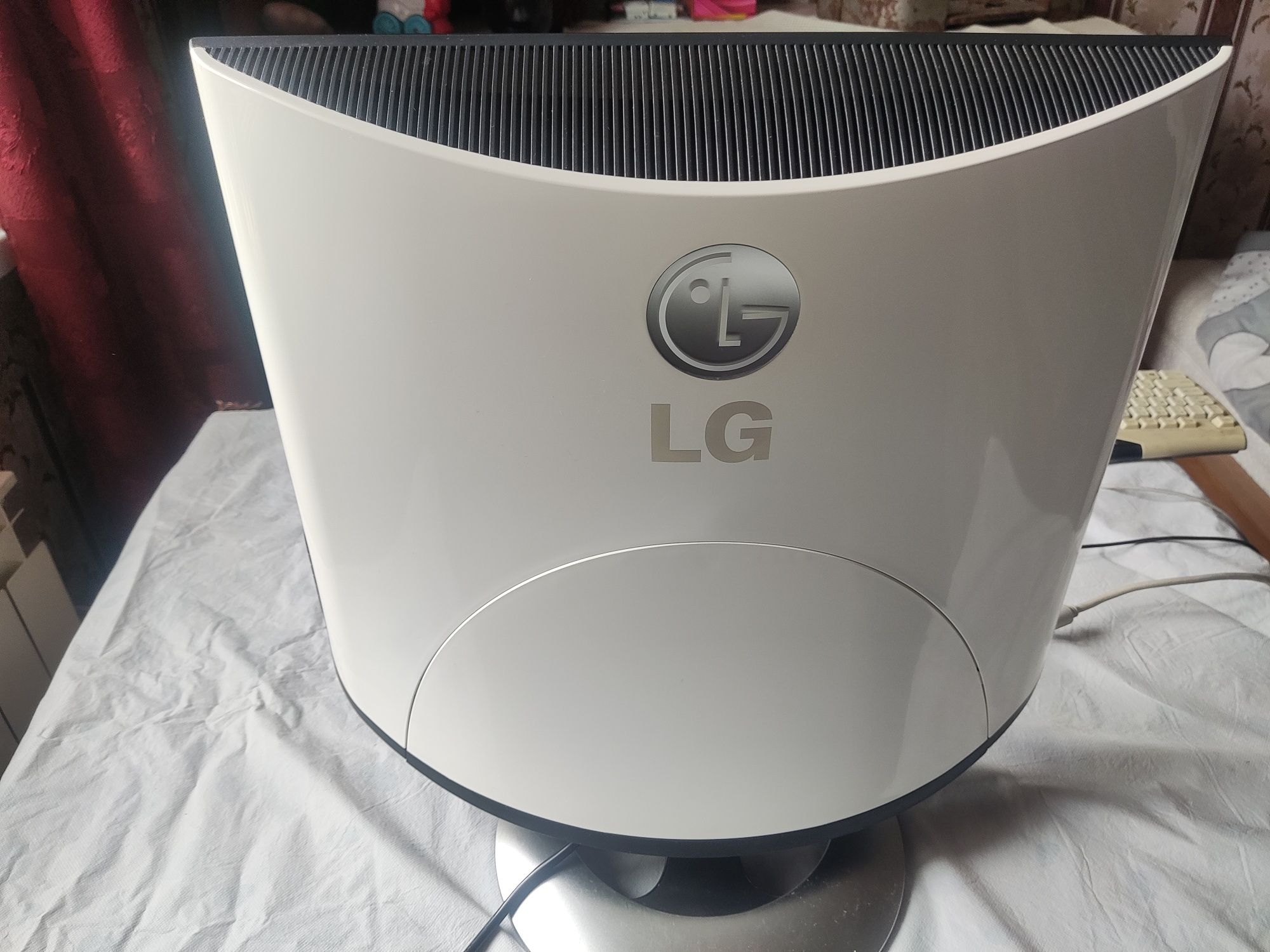 Монітор 19" LG Electronics Artistic L1940BQ Black White