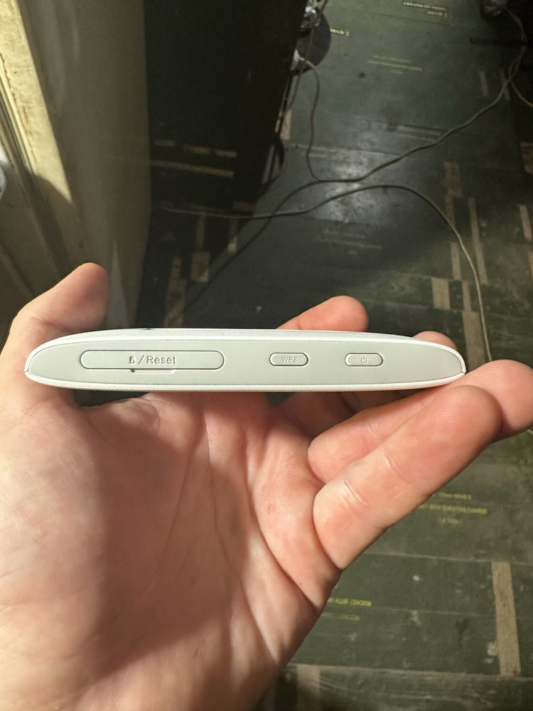 ZTE MF920U Мобільний роутер (роутер новий, має невеличку подряпину)