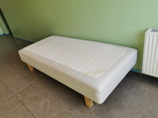 Mało używane łóżko w bardzo dobrym stanie drewniane z materacem IKEA