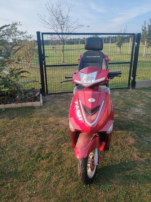 Skuter elektryczny trójkołowy