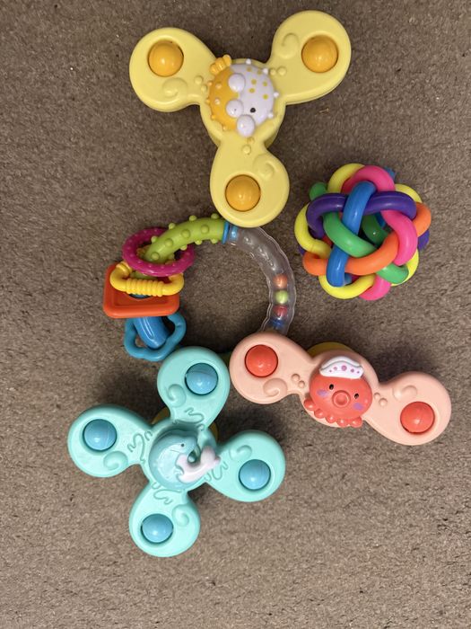 Іграшки для найменших до рочку листайте