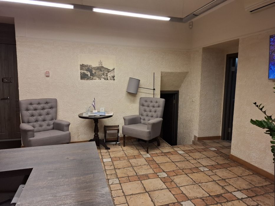 Оренда 220 кв м 1-й пов.фасаду,все вкл.без меблів з 1.01.25 Центр По