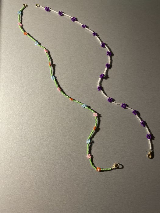 Dwa naszyjniki ręcznie robione z koralików