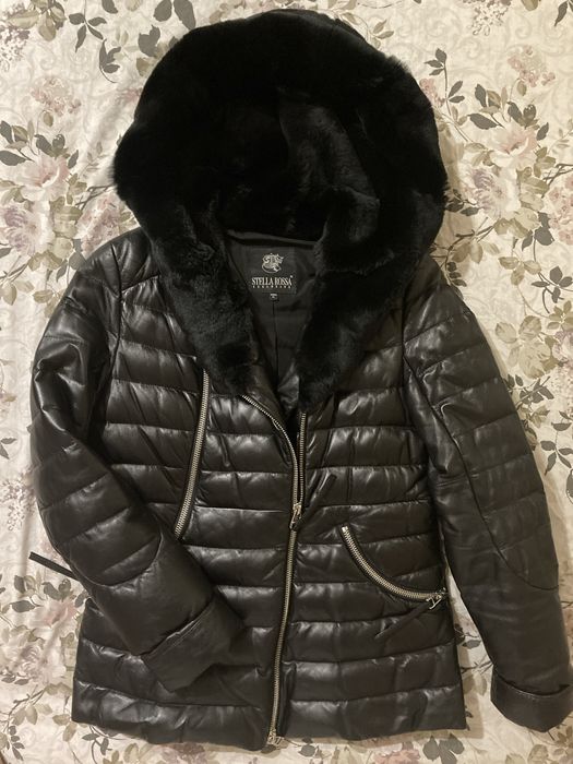 Жіноча шкіряна куртка на пух/перо,чорна,з капюшоном утеплений мутоном.