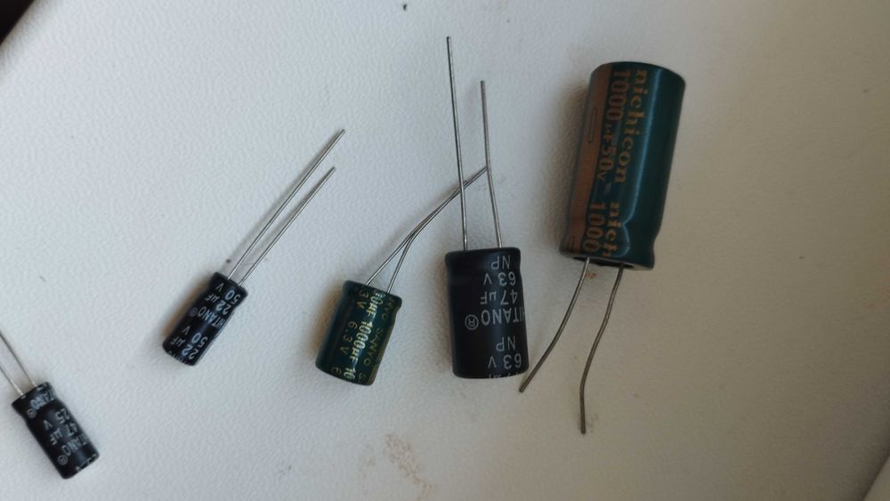 Конденсаторы новые и б/у все что на фото