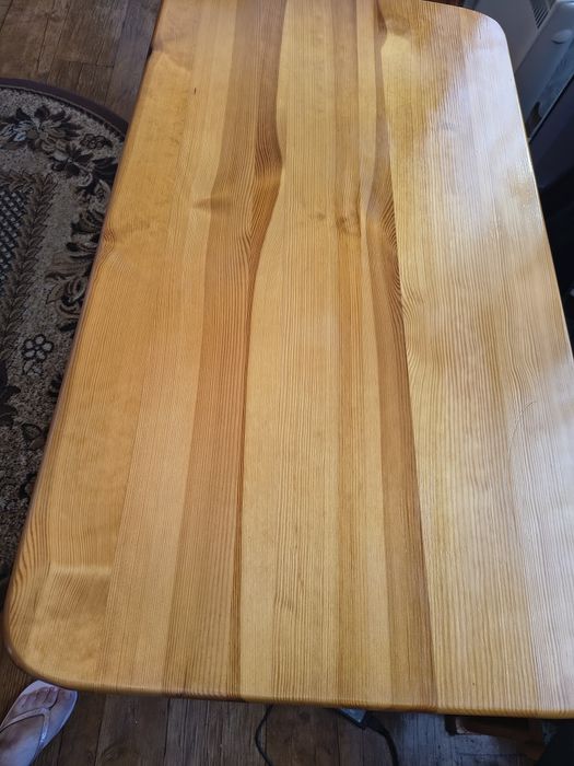 Stół sosnowy lakierowany