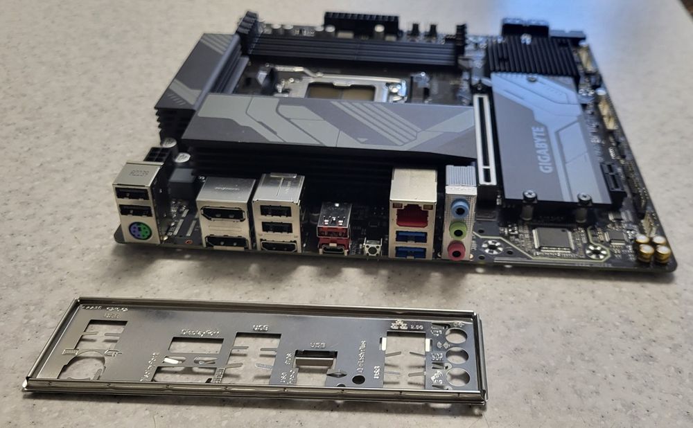 Материнська плата Gigabyte B650M DS3H (sAM5, AMD B650, PCI-Ex16)