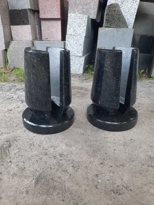 Гранітні вироби:пам'ятники,  вази, шари,балясини , колони.