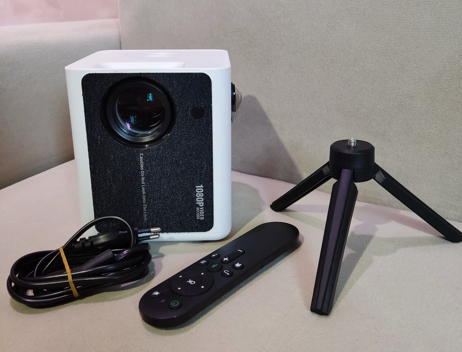 Mini Projektor LED Full HD 1080P – Everycom X7 + Statyw + Pilot