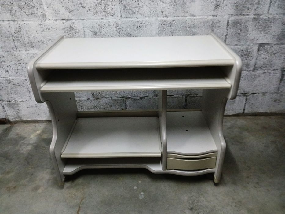 Secretaria multifuncional em madeira lacada branco.
Medidas: 96/80/50c