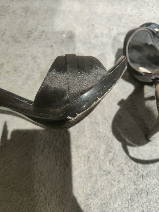 Sandałki na szpilce i lekkim koturnie 39