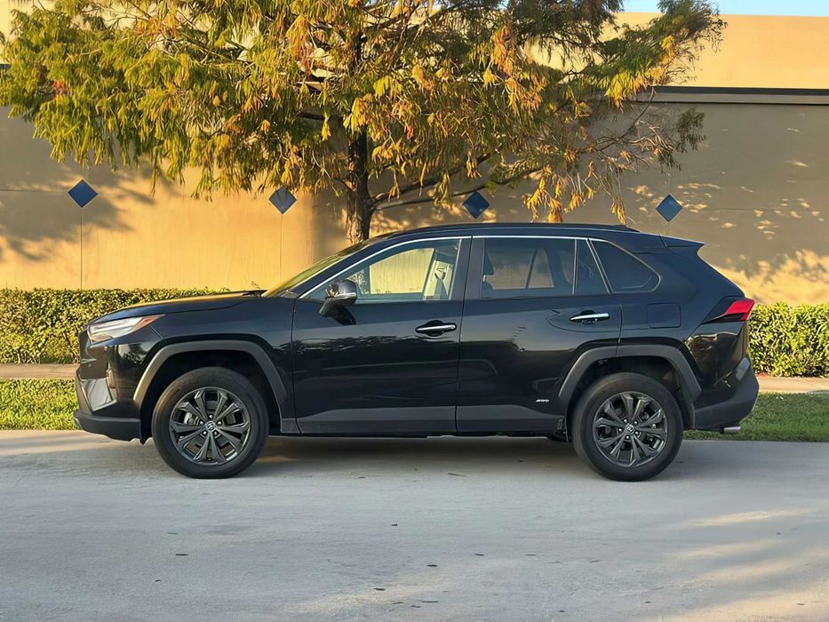Toyota RAV4      2023