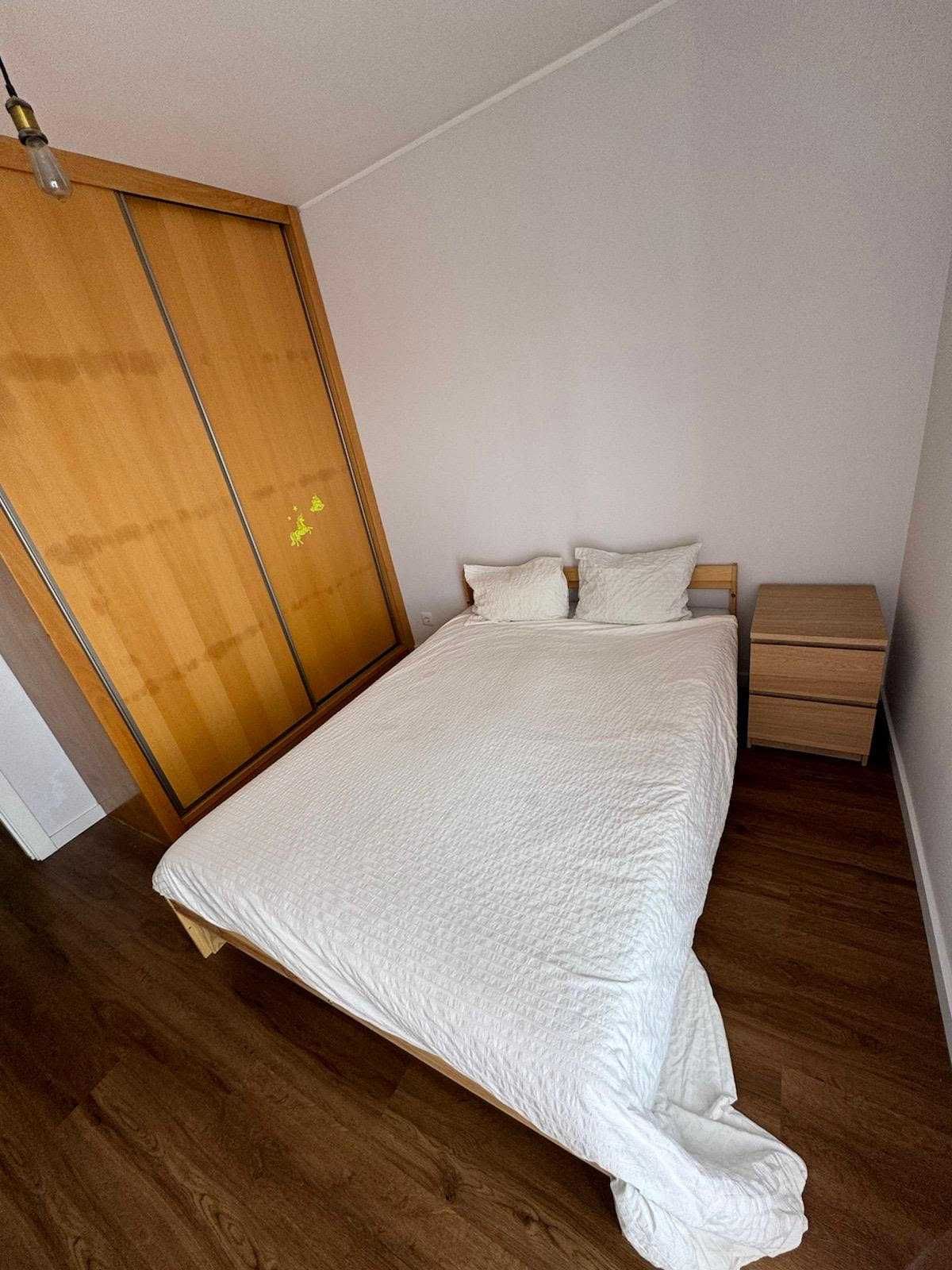 Alugo quarto a mulher