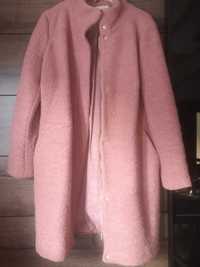 Różowy płaszcz zimowy