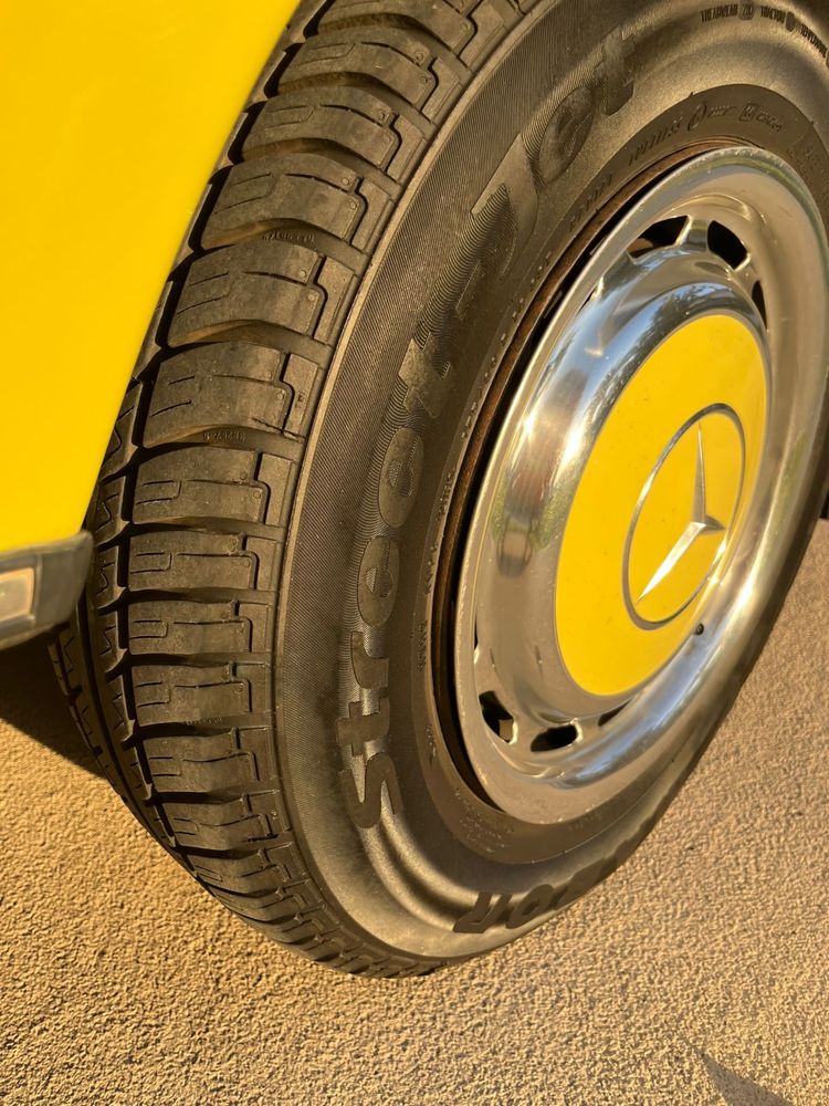 Mercedes RARO W123 220 D (Mimosa Yellow) - classico