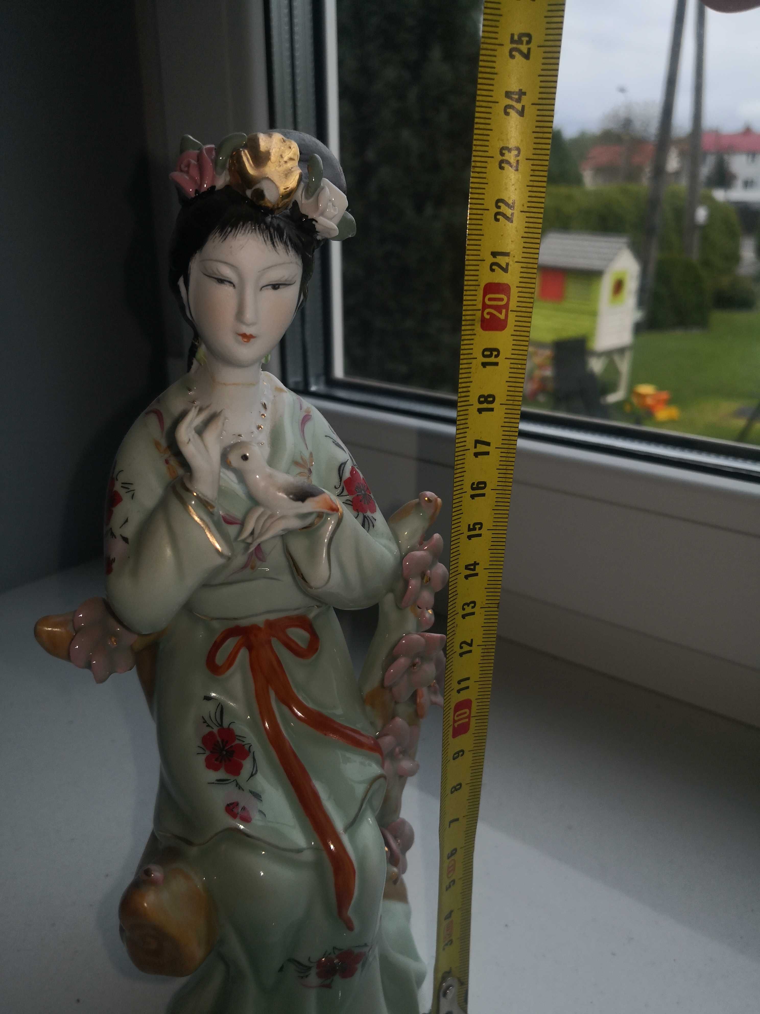 Figurka porcelanowa gejsza 23cm.