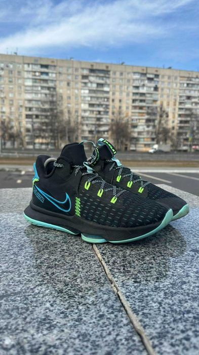 #2769 Nike LeBron Witness V [US 9 |27 cm]
