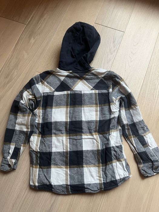 Dżinsowe joggery i koszula z kapturem