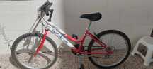 Bicicleta jovens com capacete