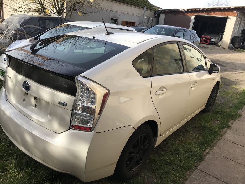 Cały na czesci Toyota prius III kod lakieru  070