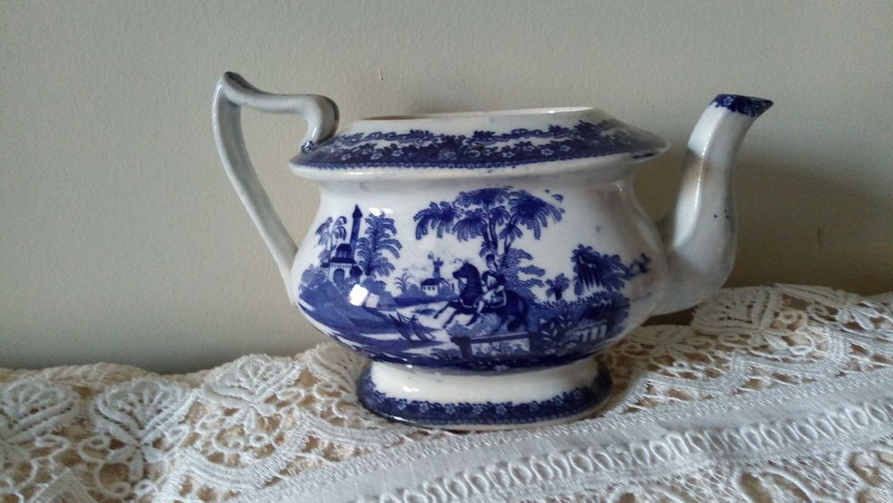 Excelente Bule da Real Fábrica de Sacavém, Sec. XIX 1860