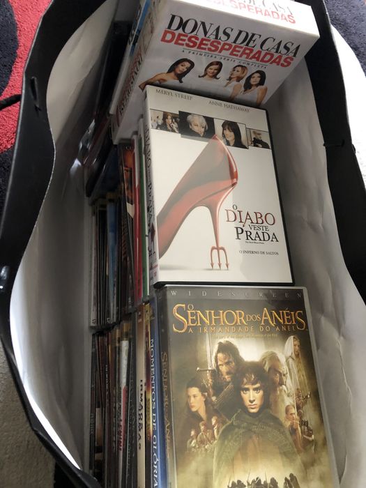 DVDs de 54 filmes variados alguns recentes e por abrir.