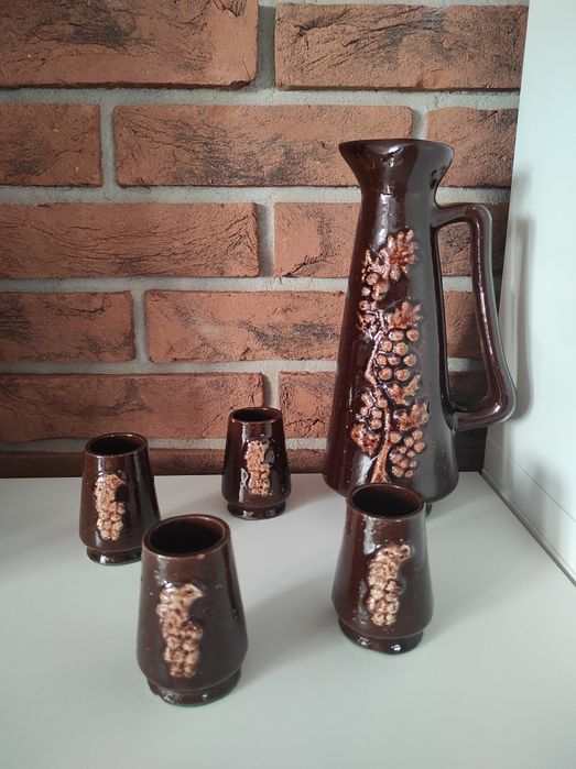 Ceramiczny zestaw dzbanek z winogronami + 4 kubeczki, lata 60.–70.