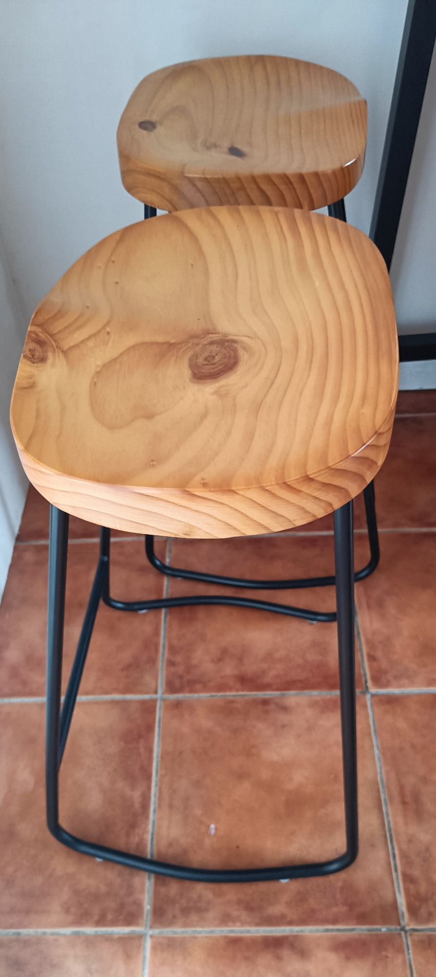 Mesa/balcão bar com 2 bancos altos . Semi novo. €120