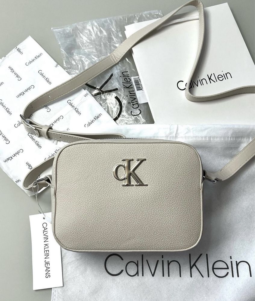 Бежева сумочка від Calvin Klein