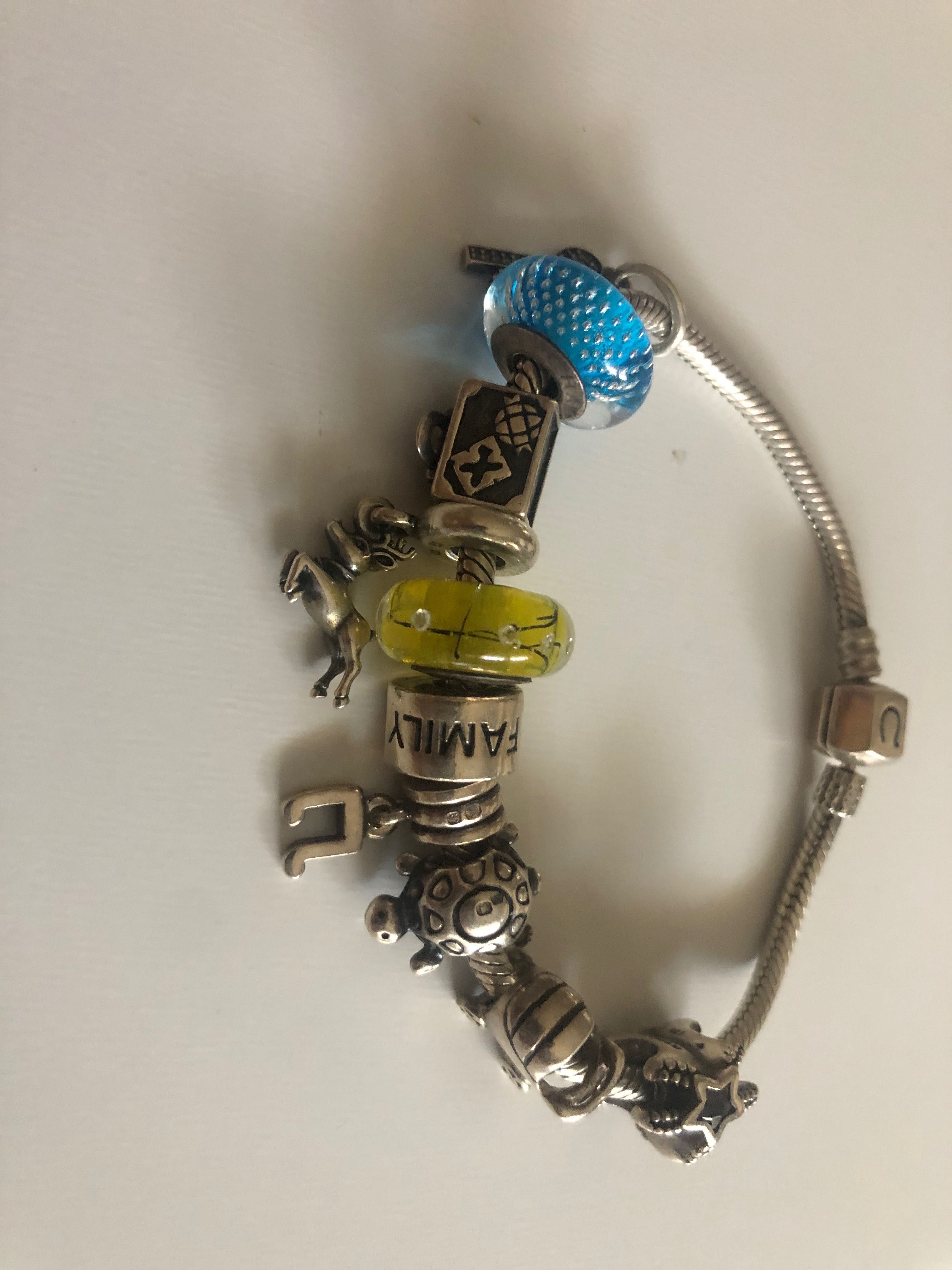 Pulseira e peças Pandora e Chamilia