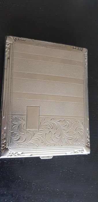 Stara papierośnica w kolorze srebra