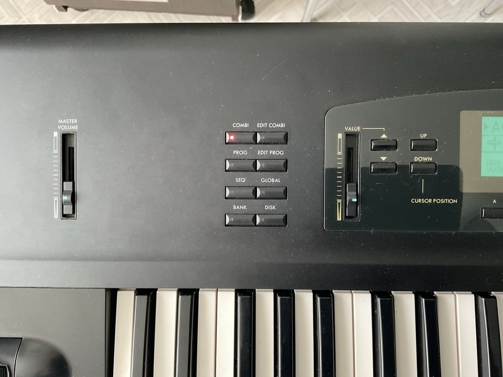 Продам синтезатор Korg 01/w fd