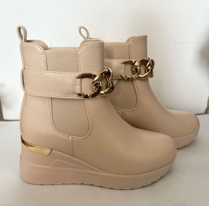 Botas bege com salto