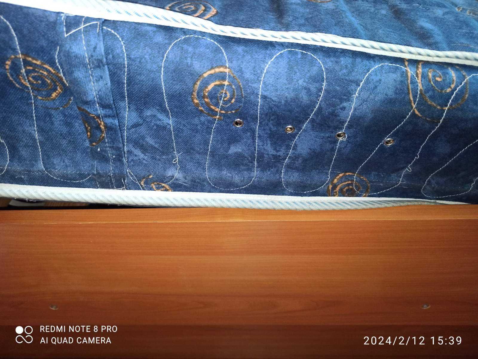 Односпальне ліжко на ламелях в гарному стані + матрац безкоштовно
