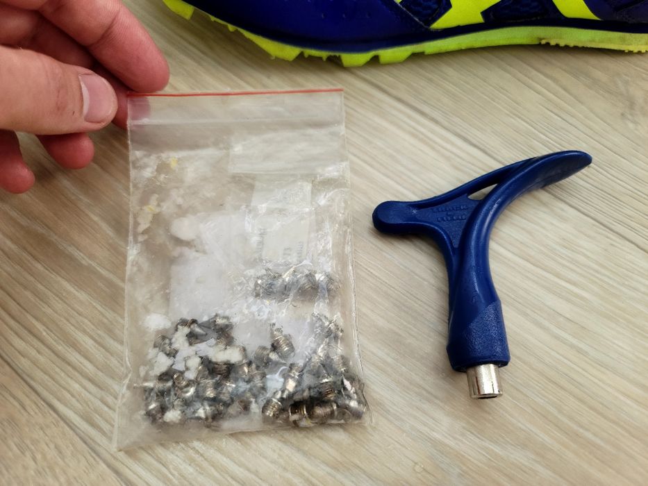 Продам фірмові шиповки Asics turbo jump (шипи і ключ у подарунок) 42 р