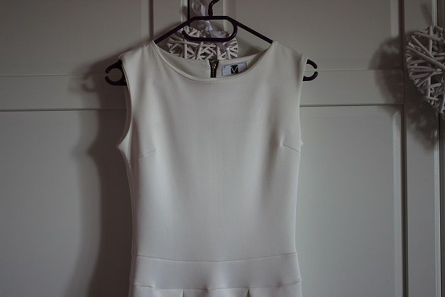 Biała sukienka rozkloszowana