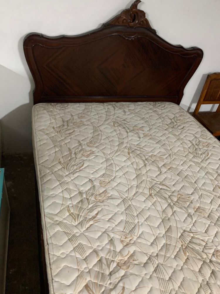 Cama de casal em madeira