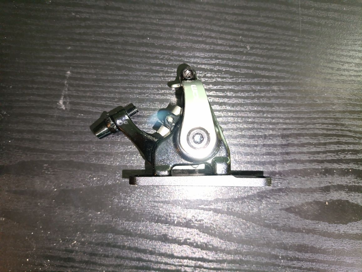 Zacisk hamulca tarczowego przedni flatmount hb-700