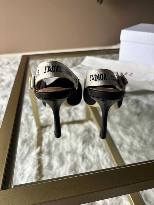 Sandálias de salto alto Dior em cetim com tiras, tamanho 38,5.