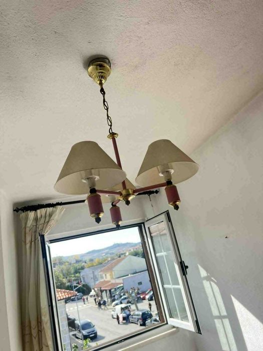 Candeeiro de quarto rosa e branco com três lâmpadas