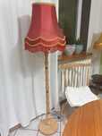 Drewniana stojąca lampa z abażurem retro