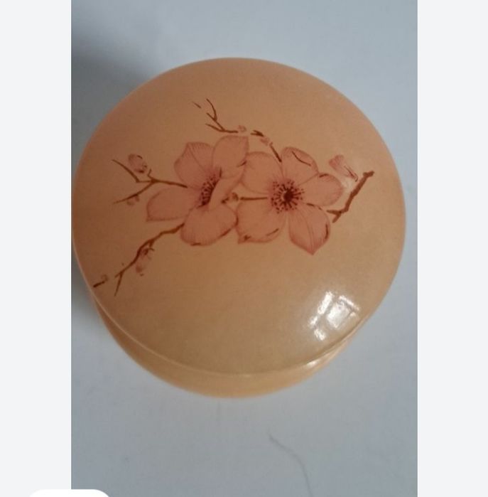 Szkatułka alabaster na biżuterię

75 zł