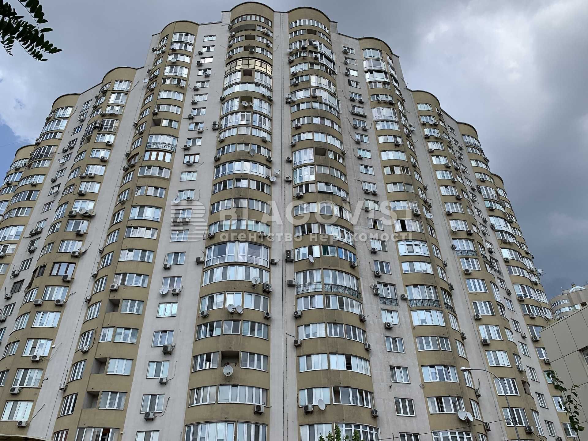 Дніпровська наб-на продаж квартири з ремонтом на невисокому поверсі!