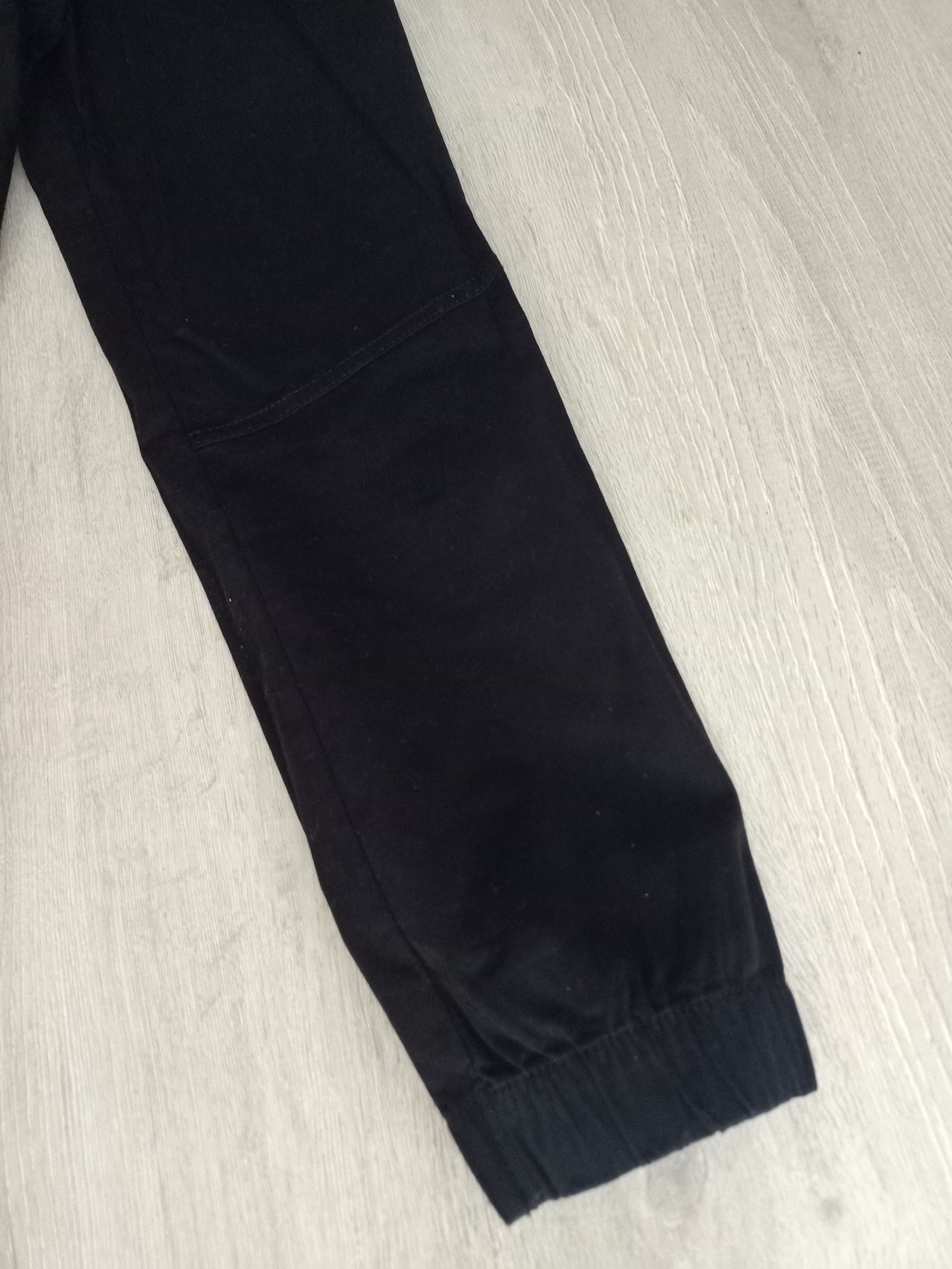 Czarne spodnie z łańcuszkiem jogger Medicine XS